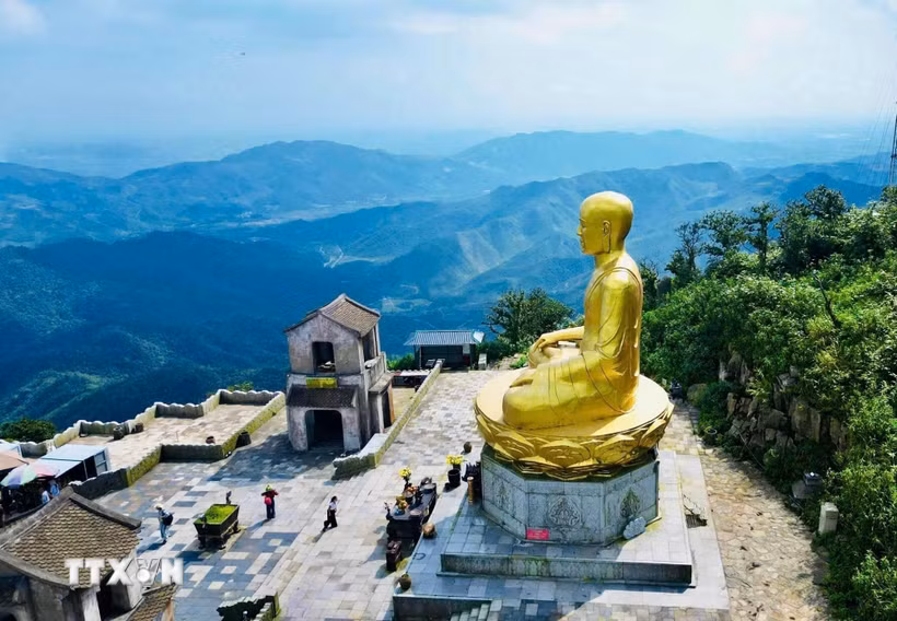 Quần thể di tích và danh thắng Yên Tử-Vĩnh Nghiêm-Côn Sơn, Kiếp Bạc là minh chứng đặc biệt cho Phật giáo Trúc Lâm, một truyền thống văn hóa có tầm vóc toàn cầu do các vua và hoàng tộc nhà Trần, đặc biệt là Phật hoàng Trần Nhân Tông, sáng lập vào thế kỷ 13. (Ảnh: TTXVN phát)