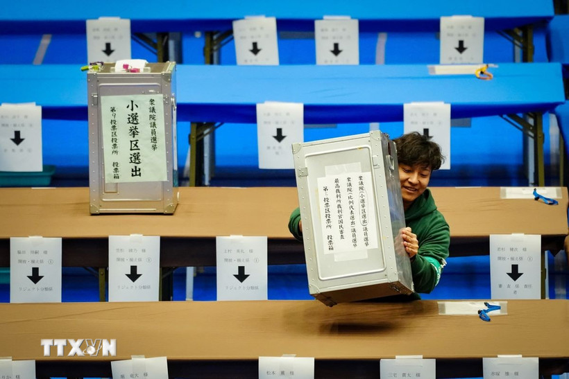 Nhân viên làm việc tại điểm kiểm phiếu trong cuộc bầu cử Hạ viện ở Tokyo, Nhật Bản ngày 8/2/2026. (Ảnh: THX/TTXVN)