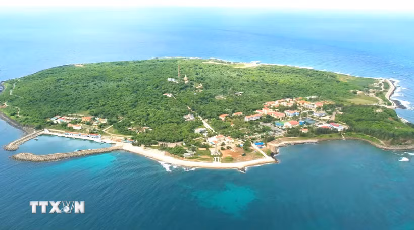 Đảo Cồn Cỏ định vị phát triển du lịch theo hướng “đảo xanh-nguyên sơ-trải nghiệm khác biệt," tạo dấu ấn riêng trên bản đồ du lịch biển đảo. (Ảnh: Nguyên Linh/TTXVN)