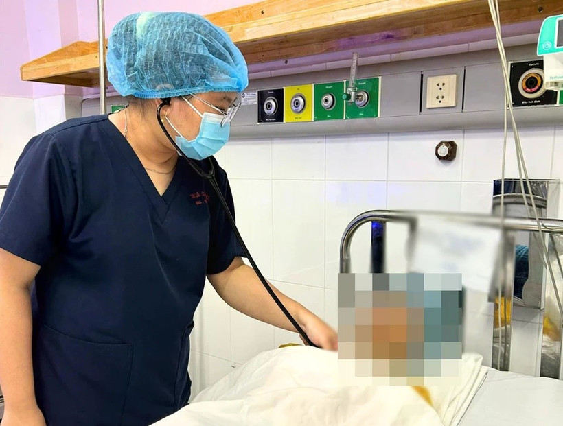 Bệnh nhân nghi ngộ độc sau khi ăn cá mú đỏ. (Ảnh do bệnh viện cung cấp)