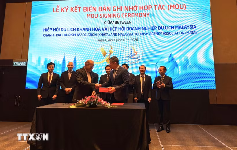 Lễ ký kết Biên bản ghi nhớ (MOU) giữa Hiệp hội Du lịch Khánh Hòa và Hiệp hội Doanh nghiệp Du lịch Malaysia (MATA) tại Hội nghị. (Ảnh: Bùi Hoàn/TTXVN)