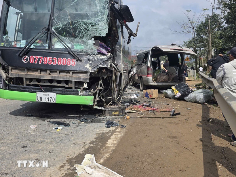 Hiện trường vụ tai nạn nghiêm trọng khiến 2 người chết, 3 người bị thương. (Ảnh: TTXVN phát)