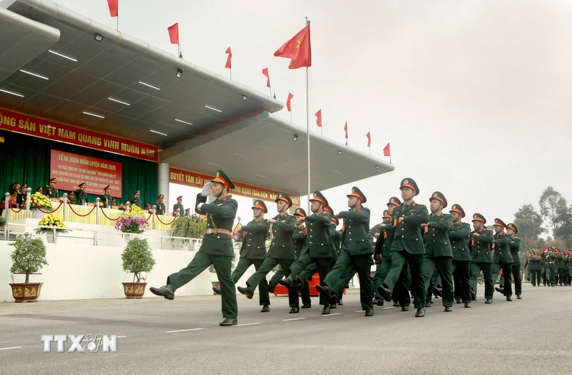Cán bộ, chiến sỹ Sư đoàn 304 duyệt đội ngũ tại Lễ ra quân huấn luyện năm 2026. (Ảnh: Hoàng Hùng/TTXVN)