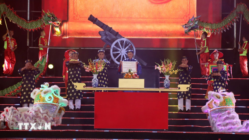 Nghi thức khai hỏa thần công. (Ảnh: Huỳnh Sơn/TTXVN)