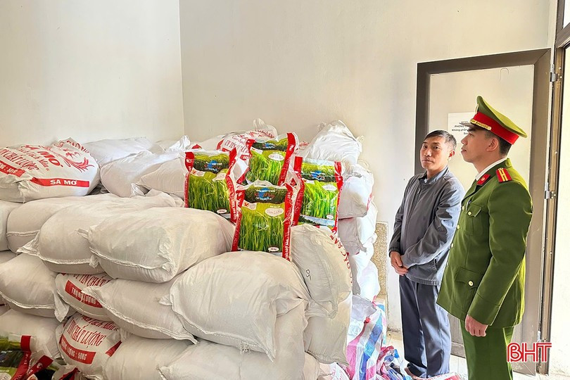 Lực lượng chức năng khám xét nơi đóng gói gạo giả của đối tượng Phạm Văn Hùng. (Nguồn: Báo Hà Tĩnh)