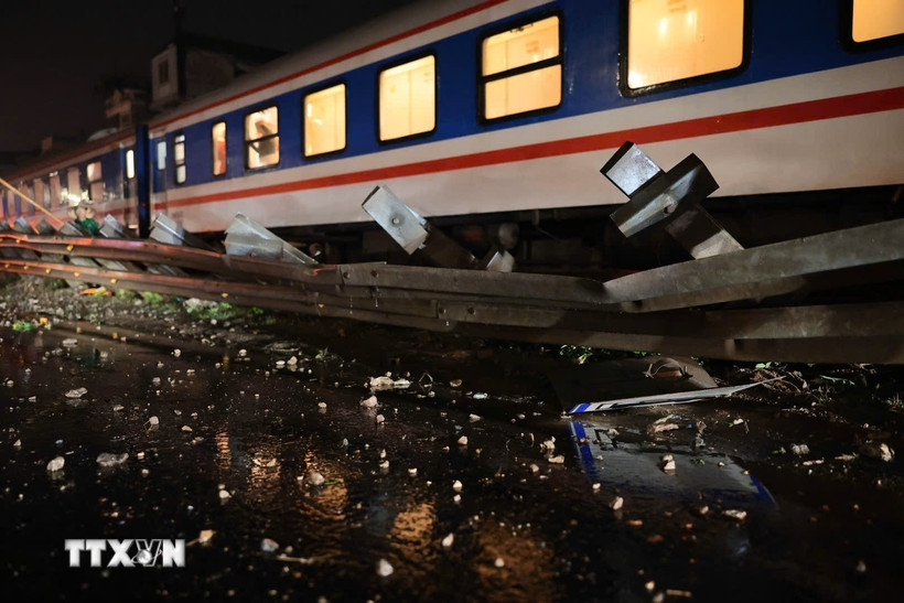 Hiện trường vụ tai nạn giao thông giữa tàu hỏa và ôtô tải xảy ra tại Quốc lộ 1A (đoạn qua thôn Yên Phú, xã Ngọc Hồi, thành phố Hà Nội). (Ảnh: Phạm Tuấn Anh/TTXVN)