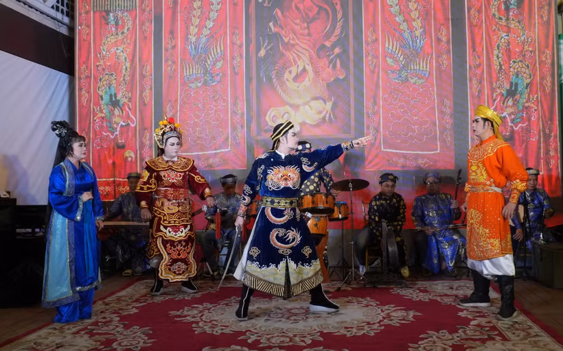 Thay vì thụ động chờ đợi khán giả mua vé vào rạp, Nhà hát Nghệ thuật hát bội Thành phố Hồ Chí Minh đã chủ động mang di sản đi tìm người xem ở nơi công cộng. (Ảnh: Hữu Duyên/TTXVN)