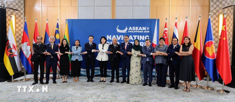 Thứ trưởng Bộ Ngoại giao Đặng Hoàng Giang (thứ 5 từ trái sang), Trưởng SOM ASEAN-Việt Nam với trưởng đoàn các nước tham dự Hội nghị. (Ảnh: Việt Dũng/TTXVN)