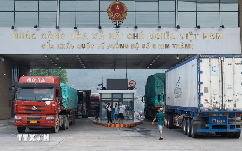 Hoạt động xuất nhập khẩu tại Cửa khẩu Kim Thành-Lào Cai. (Ảnh: Quốc Khánh/TTXVN)