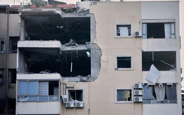 Một tòa nhà chung cư bị hư hại sau một cuộc không kích của Israel tại Dahiyeh, vùng ngoại ô phía nam Beirut. (Nguồn: AP)