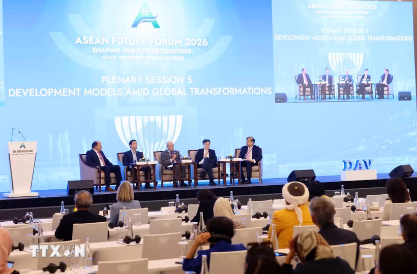 Các diễn giả tại phiên toàn thể 5 trong khuôn khổ Diễn đàn Tương lai ASEAN 2026. (Ảnh: An Đăng/TTXVN)