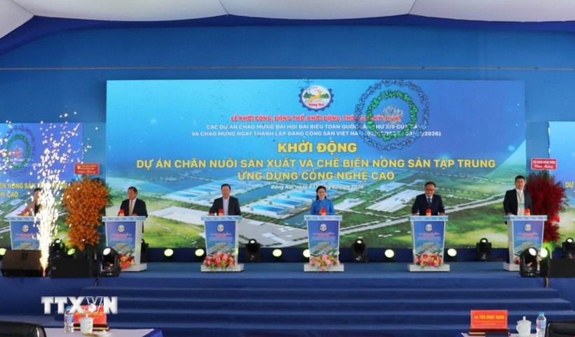 Ủy viên Trung ương Đảng, Phó Bí thư Thường trực tỉnh uỷ, Chủ tịch HĐND tỉnh Đồng Nai Tôn Ngọc Hạnh và các đại biểu nhấn nút khởi động Dự án Chăn nuôi sản xuất và chế biến nông sản tập trung ứng dụng công nghệ cao. (Ảnh: Nhật Bình/TTXVN)