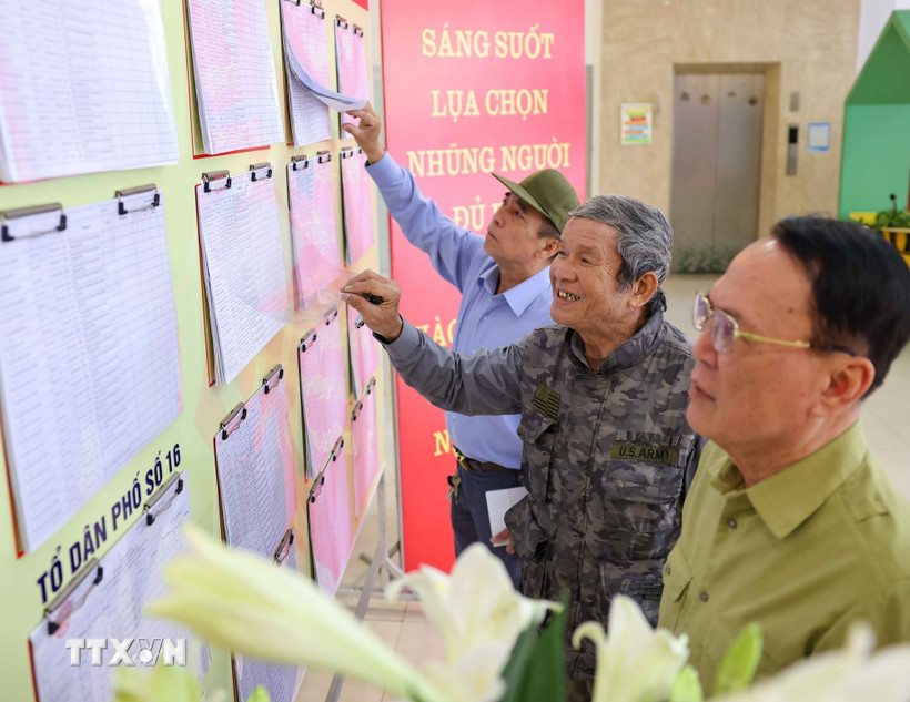 Danh sách người ứng cử, cử tri tại mỗi khu vực bỏ phiếu đều được niêm yết công khai. (Ảnh: Thanh Tùng/TTXVN)