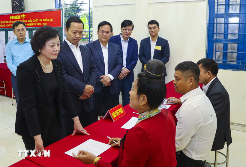 Phó Thủ tướng Phạm Thị Thanh Trà trao đổi, động viên tổ bầu cử tại Khu vực bỏ phiếu số 02 của xã Thanh Yên, tỉnh Điện Biên. (Ảnh: Xuân Tư/TTXVN)