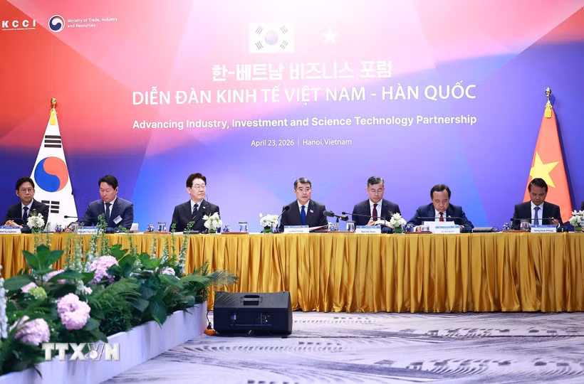 Thủ tướng Lê Minh Hưng và Tổng thống Hàn Quốc Lee Jae Myung dự Tọa đàm bàn tròn với doanh nghiệp Việt Nam và Hàn Quốc. (Ảnh: Dương Giang/TTXVN)