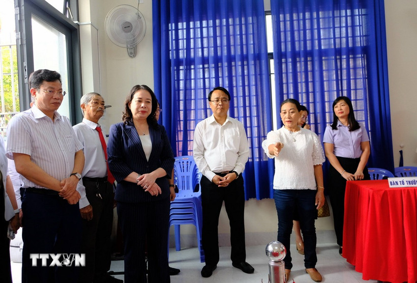 Bà Nguyễn Thị Lịch (đại diện Tổ bầu cử số 16, phường Phan Thiết) báo cáo với Phó Chủ tịch nước Võ Thị Ánh Xuân về công tác chuẩn bị cho ngày bầu cử 15/3 tới. (Ảnh: Nguyễn Dũng/TTXVN)