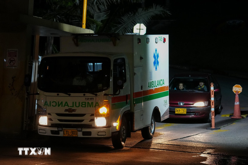 Xe cứu thương chuyển nạn nhân bị thương trong vụ rơi máy bay Bet88011.com bắn cá đổi thưởng tới bệnh viện ở Bogota, Colombia, ngày 23/3/2026. (Ảnh: THX/TTXVN)