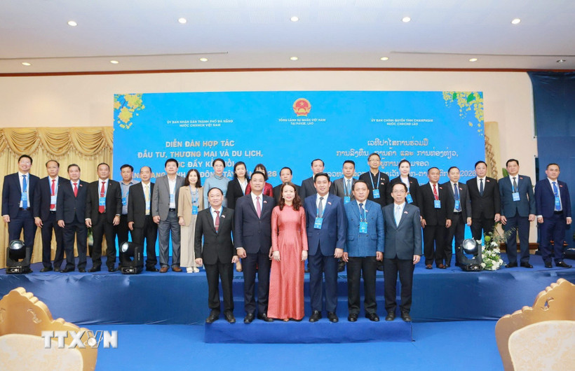 Các đại biểu là lãnh đạo các bộ, ngành và địa phương hai nước tham dự Diễn đàn chụp ảnh chung. (Ảnh: Xuân Tú/TTXVN)