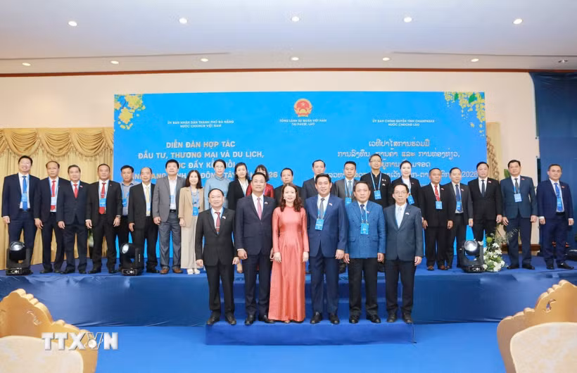Các đại biểu là lãnh đạo các bộ, ngành và địa phương hai nước tham dự Diễn đàn chụp ảnh chung. (Ảnh: Xuân Tú/TTXVN)