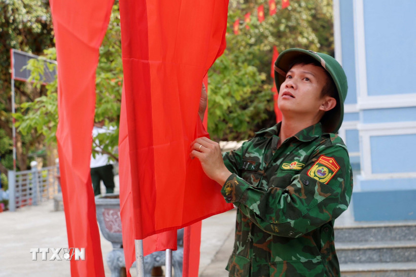 Cán bộ, chiến sỹ đảo Hòn Khoai trang trí chuẩn bị cho ngày bầu cử sớm. (Ảnh: Chanh Đa/TTXVN)