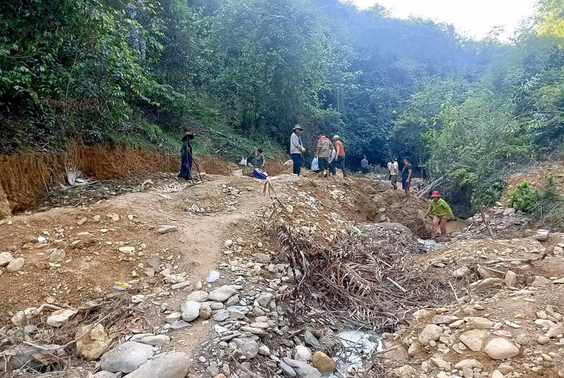 Nạn "vàng tặc" hoành hành nhiều tháng, dân kêu cứu vì mất ruộng, rừng phòng hộ xung yếu tan hoang. (Ảnh: Văn Tý/TTXVN)