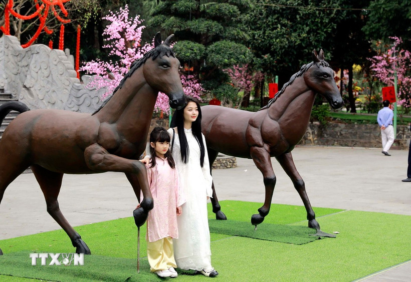 Chụp ảnh lưu niệm khi đi du Xuân. (Ảnh: Hoàng Hùng/TTXVN)