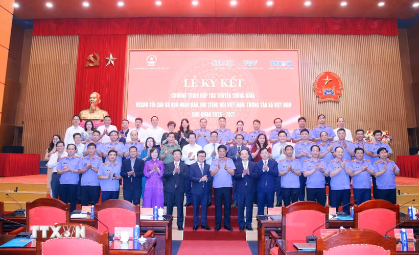 Lãnh đạo Viện Kiểm sát Nhân dân Tối cao, Thông tấn xã Việt Nam, Đài Truyền hình Việt Nam, Báo Nhân Dân, Đài Tiếng nói Việt Nam cùng các đại biểu. (Ảnh: Phạm Kiên/TTXVN)