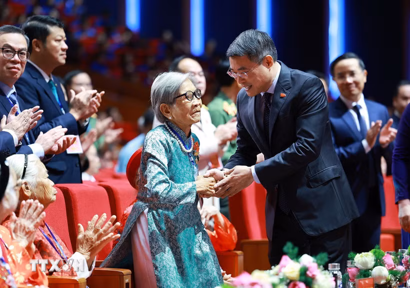 Thủ tướng Lê Minh Hưng thăm hỏi các Mẹ Việt Nam Anh hùng dự Hội nghị Tri ân người có công với cách mạng toàn quốc năm 2026. (Ảnh: Dương Giang/TTXVN)