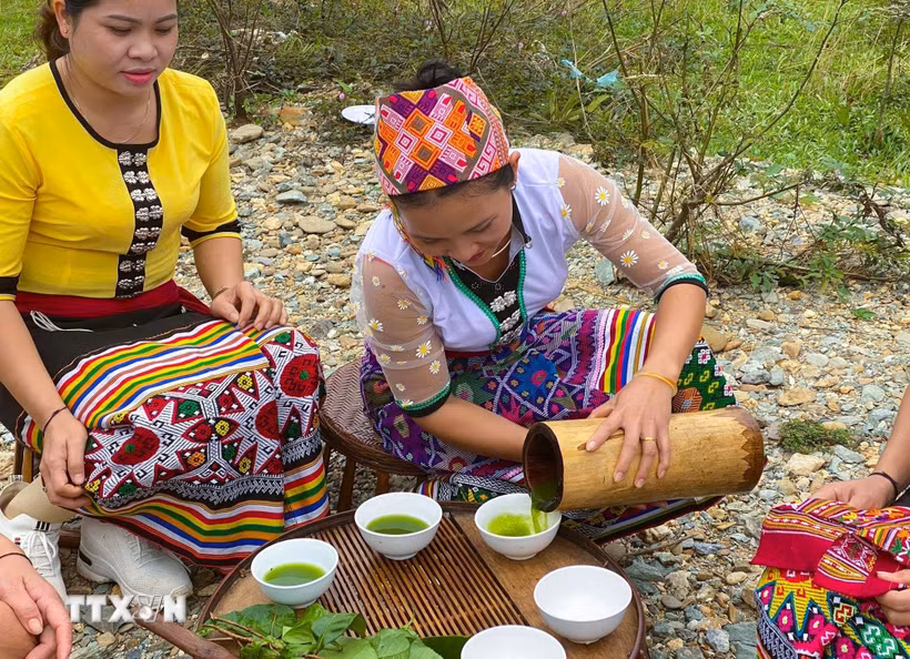 Nước “chè đâm” được giã nhuyễn bằng ống mét già rồi đổ ra bát sứ trước khi thưởng thức. (Ảnh: TTXVN phát)