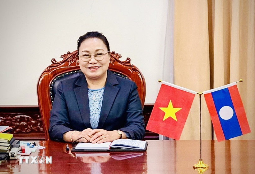 Đại sứ đặc mệnh toàn quyền nước Cộng hòa Dân chủ Nhân dân Lào tại Việt Nam Khamphao Ernthavanh trả lời phỏng vấn về ý nghĩa và nội dung trọng tâm của chuyến thăm. (Ảnh: Việt Đức/TTXVN)