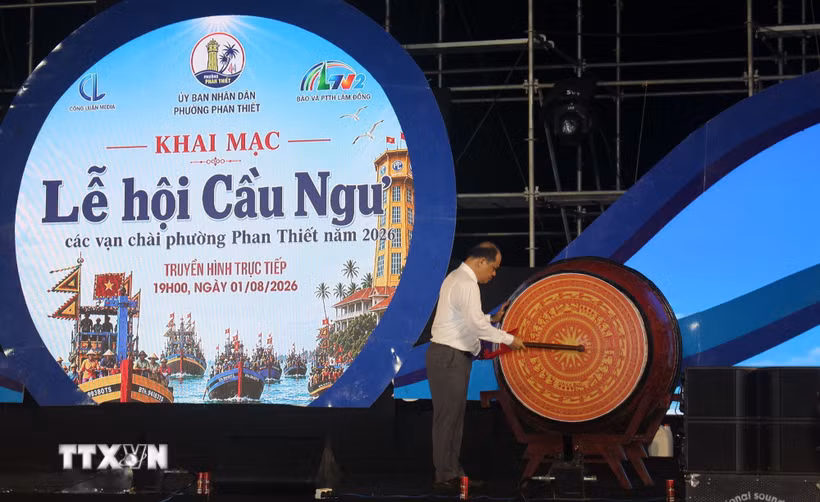 Ông Trần Nguyên Lộc, Chủ tịch Ủy ban Nhân dân phường Phan Thiết (Lâm Đồng) đánh trống khai hội Lễ hội Cầu ngư các vạn chài Phan Thiết năm 2026. (Ảnh: Hồng Hiếu/TTXVN)