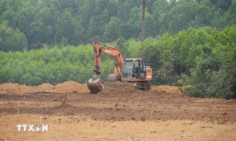 Công ty Cổ phần Luyện kim đen Thái Nguyên san gạt, cải tạo diện tích đất bị ảnh hưởng của sự cố vỡ bờ bao hồ chứa nước, tại xóm Cốc Thị, xã Nam Hòa. (Ảnh: Hoàng Nguyên/TTXVN)