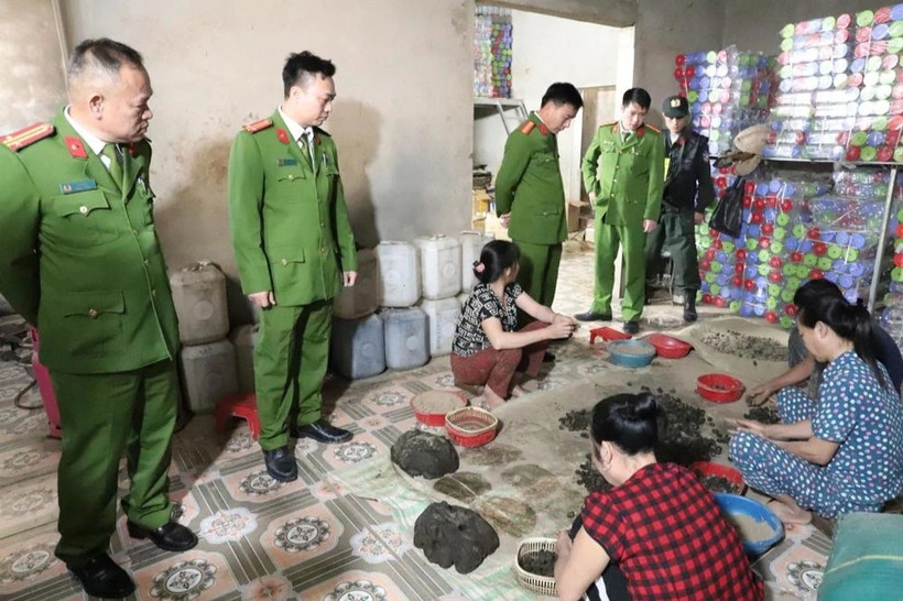 Lực lượng chức năng khám xét cơ sở sản xuất thuốc đông y không đảm bảo chất lượng (Ảnh do Công an cung cấp)