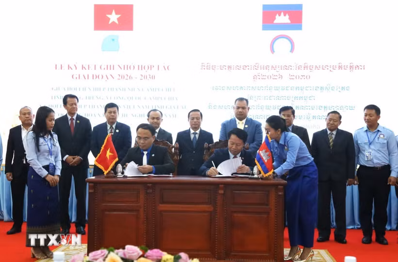 Lễ ký kết Bản ghi nhớ hợp tác giai đoạn 2026-2030 giữa Hội Liên hiệp Thanh niên Campuchia tỉnh Stung Treng (Vương quốc Campuchia) và Hội Liên hiệp Thanh niên Việt Nam tỉnh Gia Lai. (Ảnh: Huỳnh Thảo/TTXVN)