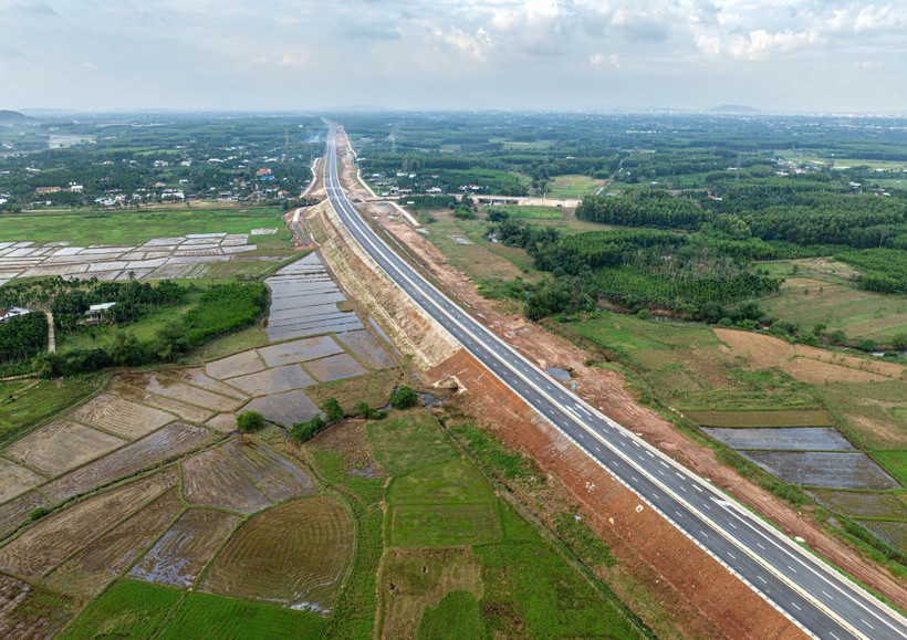 Một đoạn cao tốc Quảng Ngãi-Hoài Nhơn. (Ảnh: TTXVN phát)