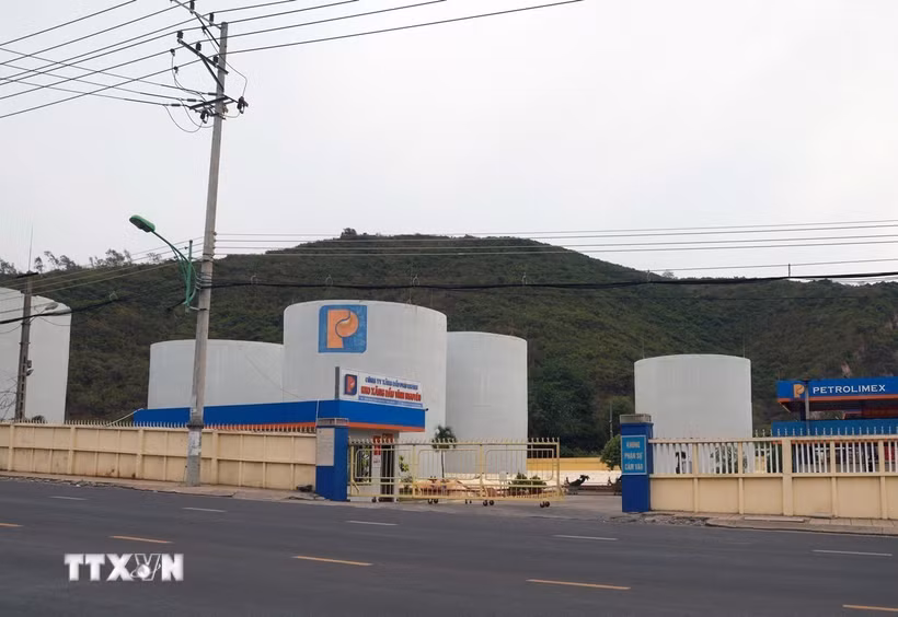 Kho xăng dầu Vĩnh Nguyên (phường Nha Trang, tỉnh Khánh Hòa) chưa được di dời. (Ảnh: Xuân Triệu/TTXVN)
