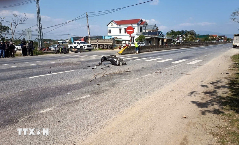 Vị trí xảy ra vụ tai nạn trên Quốc lộ 1A, đoạn qua xã Quảng Trạch, tỉnh Quảng Trị. (Ảnh: TTXVN phát)