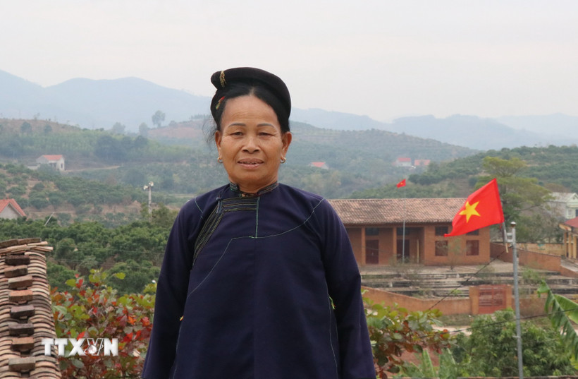 Bà Lường Thị Lan, dân tộc Nùng tại thôn Bắc Hoa, xã Tân Sơn hướng về Đại hội Đảng. (Ảnh: Thanh Thương/TTXVN)