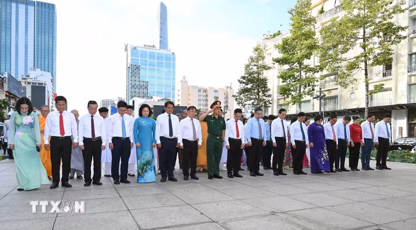Đoàn đại biểu Thành phố tưởng niệm Chủ tịch Hồ Chí Minh tại Công viên tượng đài Bác Hồ ở phố đi bộ Nguyễn Huệ, phường Sài Gòn. (Ảnh: Thanh Vũ/TTXVN)