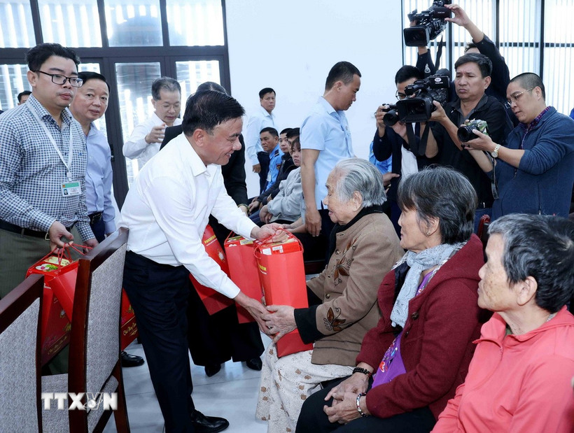 Ủy viên Bộ Chính trị, Thường trực Ban Bí thư Trần Cẩm Tú tặng quà các gia đình chính sách, hộ nghèo tại thành phố Đà Nẵng. (Ảnh: Phương Hoa/TTXVN)