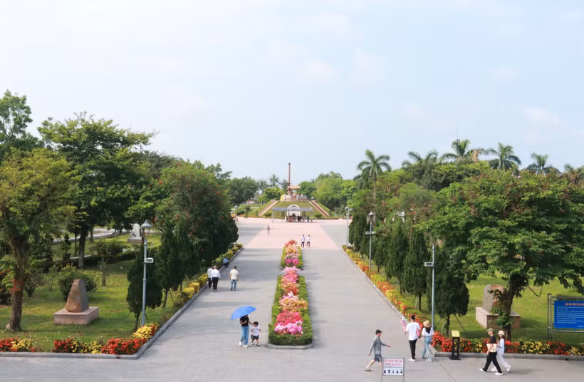 Đông đảo người dân và du khách đến dâng hương, dâng hoa tri ân các Anh hùng liệt sỹ tại Thành cổ Quảng Trị. (Ảnh: Tường Vi/TTXVN)