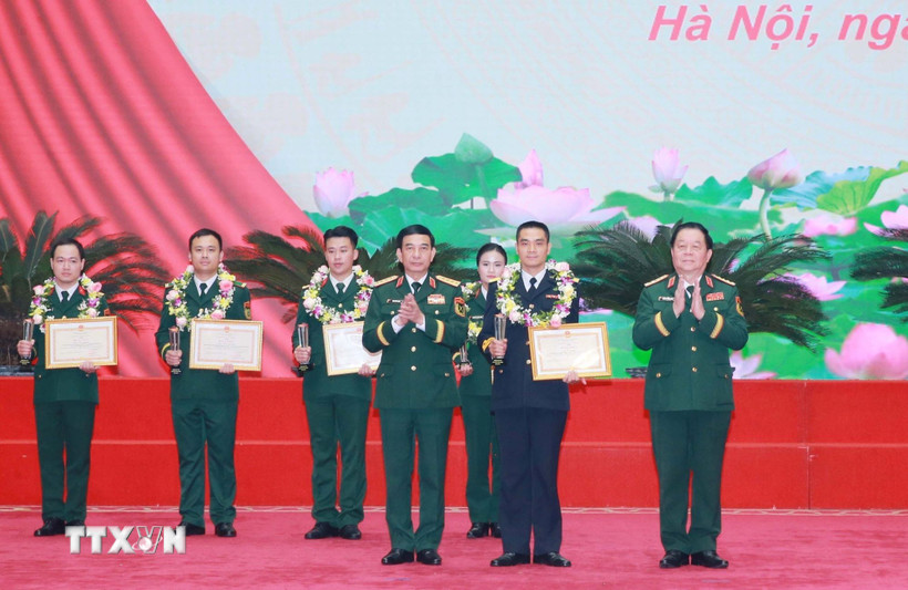 Đại tướng Phan Văn Giang và Đại tướng Nguyễn Trọng Nghĩa trao Bằng khen của Bộ trưởng Bộ Quốc phòng cho các gương mặt tiêu biểu. (Ảnh: Trọng Đức/TTXVN)