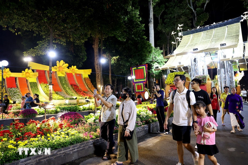 Người dân và khách du lịch tham quan, check-in Hội hoa Xuân Thành phố Hồ Chí Minh lần thứ 46. (Ảnh: Hồng Đạt/TTXVN)
