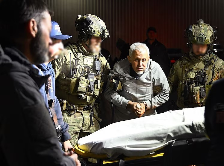 Nghi phạm Zubayr al-Bakoush bị áp giải về Mỹ. (Nguồn: FBI)