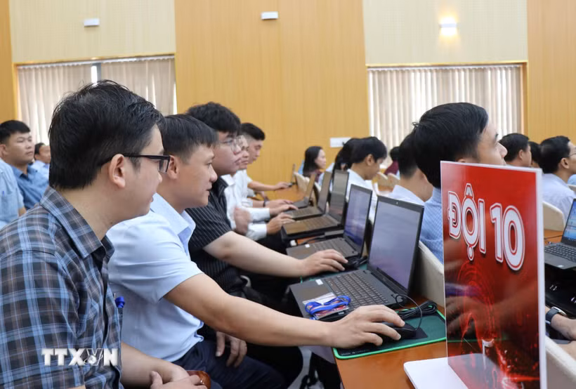 Các thành viên đội diễn tập. (Ảnh: Phạm Cường/TTXVN)