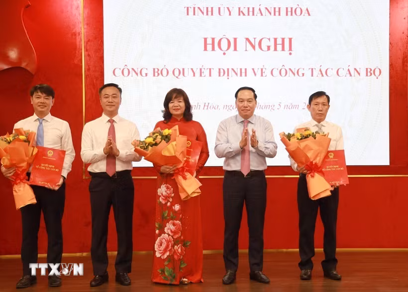 Đại diện Thường trực Tỉnh ủy Khánh Hòa trao các quyết định điều động, bổ nhiệm cán bộ. (Ảnh: Xuân Triệu/TTXVN)
