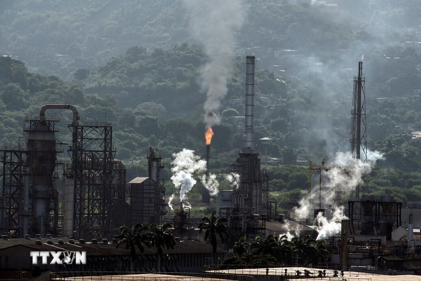 Một nhà máy lọc dầu của Tập đoàn dầu khí quốc gia Venezuela ở Puerto La Cruz, bang Anzoategui, Venezuela. (Ảnh: France24/TTXVN)