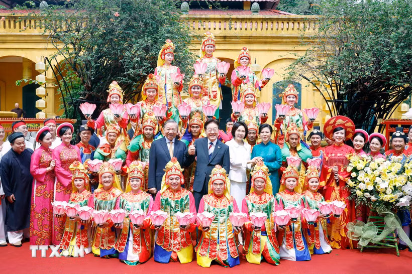 Tổng Bí thư, Chủ tịch nước Tô Lâm và Phu nhân Ngô Phương Ly cùng Tổng thống Hàn Quốc Lee Jae Myung và Phu nhân Kim Hye Kyung chụp ảnh chung với các nghệ sỹ biểu diễn nghệ thuật chào mừng. (Ảnh: Thống Nhất/TTXVN)