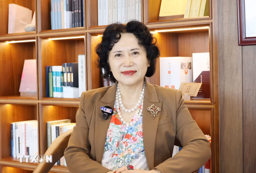 Giáo sư cao cấp Đào Nhất Đào, nguyên Phó Bí thư Đảng ủy Đại học Thâm Quyến, Giám đốc Trung tâm Nghiên cứu Đặc khu Kinh tế Trung Quốc trả lời phỏng vấn phóng viên TTXVN tại Trung Quốc. (Ảnh: Công Tuyên/TTXVN)