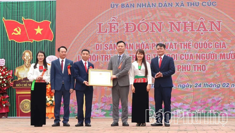 Lãnh đạo Cục Di sản văn hóa trao Quyết định của Bộ Văn hóa, Thể thao và Du lịch về việc đưa Lễ hội Tết Doi của người Mường xã Thu Cúc vào Danh mục Di sản Văn hóa Phi vật thể Quốc gia cho lãnh đạo xã. (Nguồn: Báo Phú Thọ)